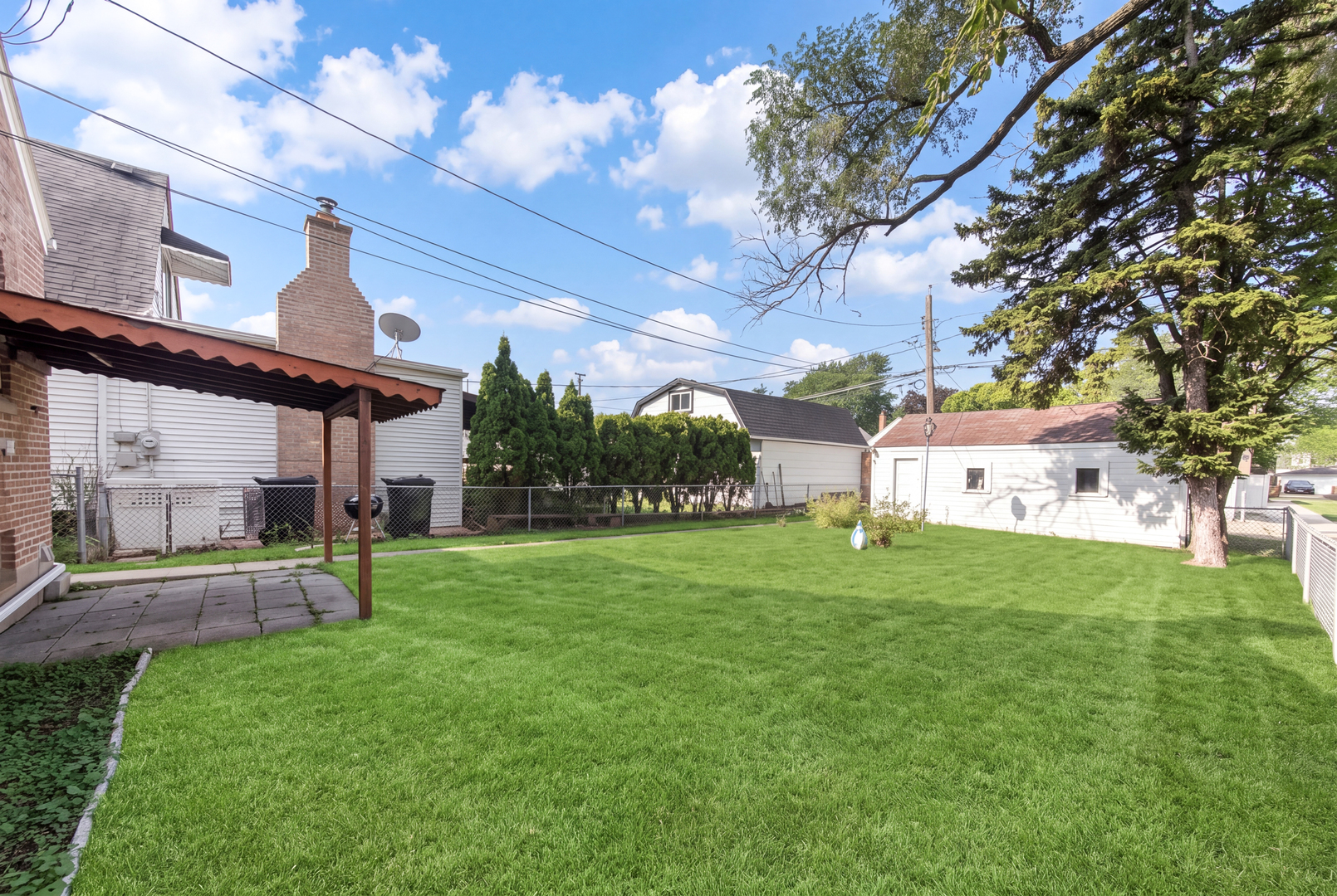 3354 N Paris Avenue Property Photo 15