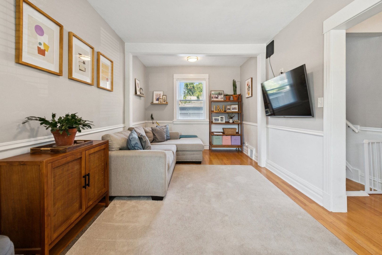 1610 W Carmen Avenue Property Photo 4