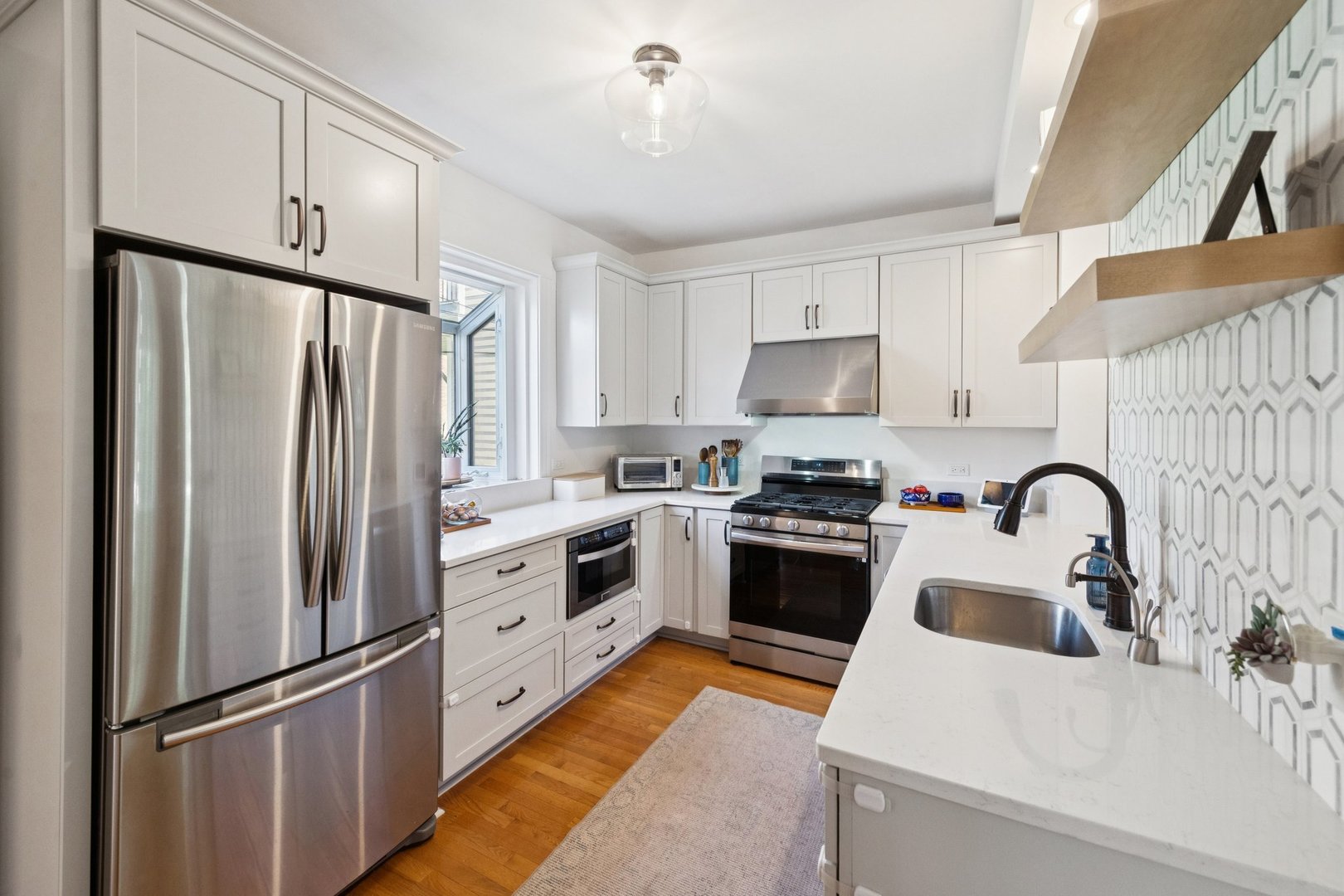 1610 W Carmen Avenue Property Photo 8
