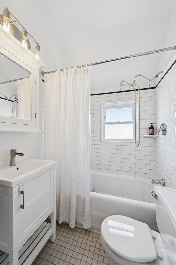 1610 W Carmen Avenue Property Photo 13