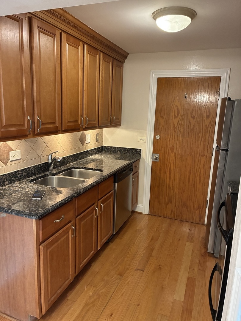 5043 N East River Road 1a Property Photo 3