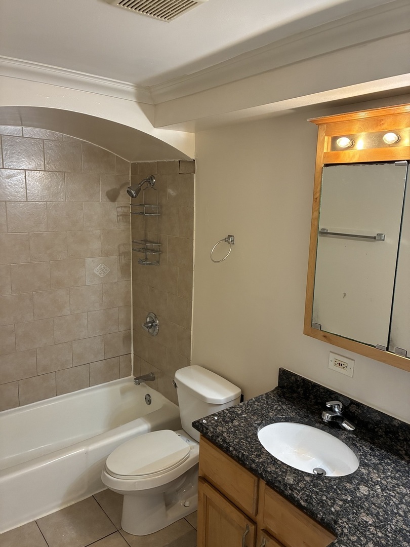 5043 N East River Road 1a Property Photo 6