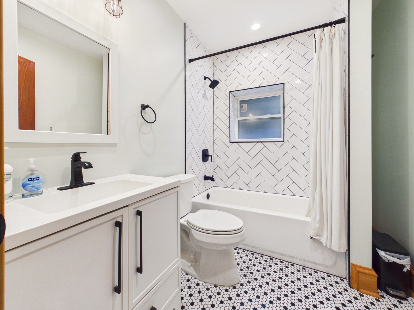 4200 N Oriole Avenue Property Photo 6
