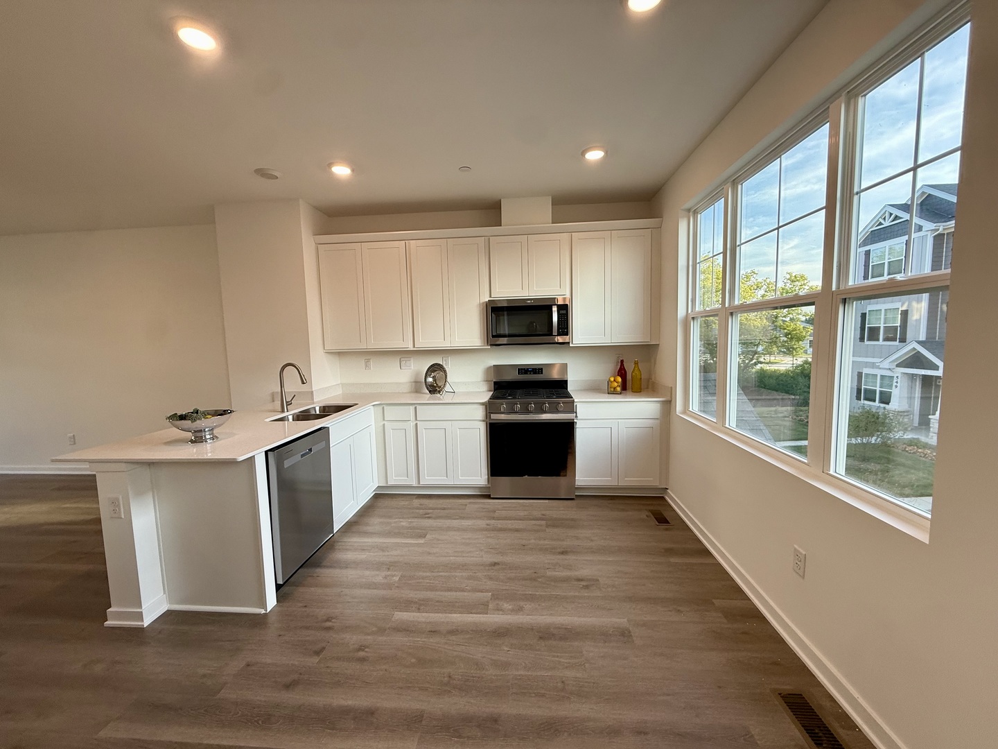 553 Yosemite Way Property Photo 4