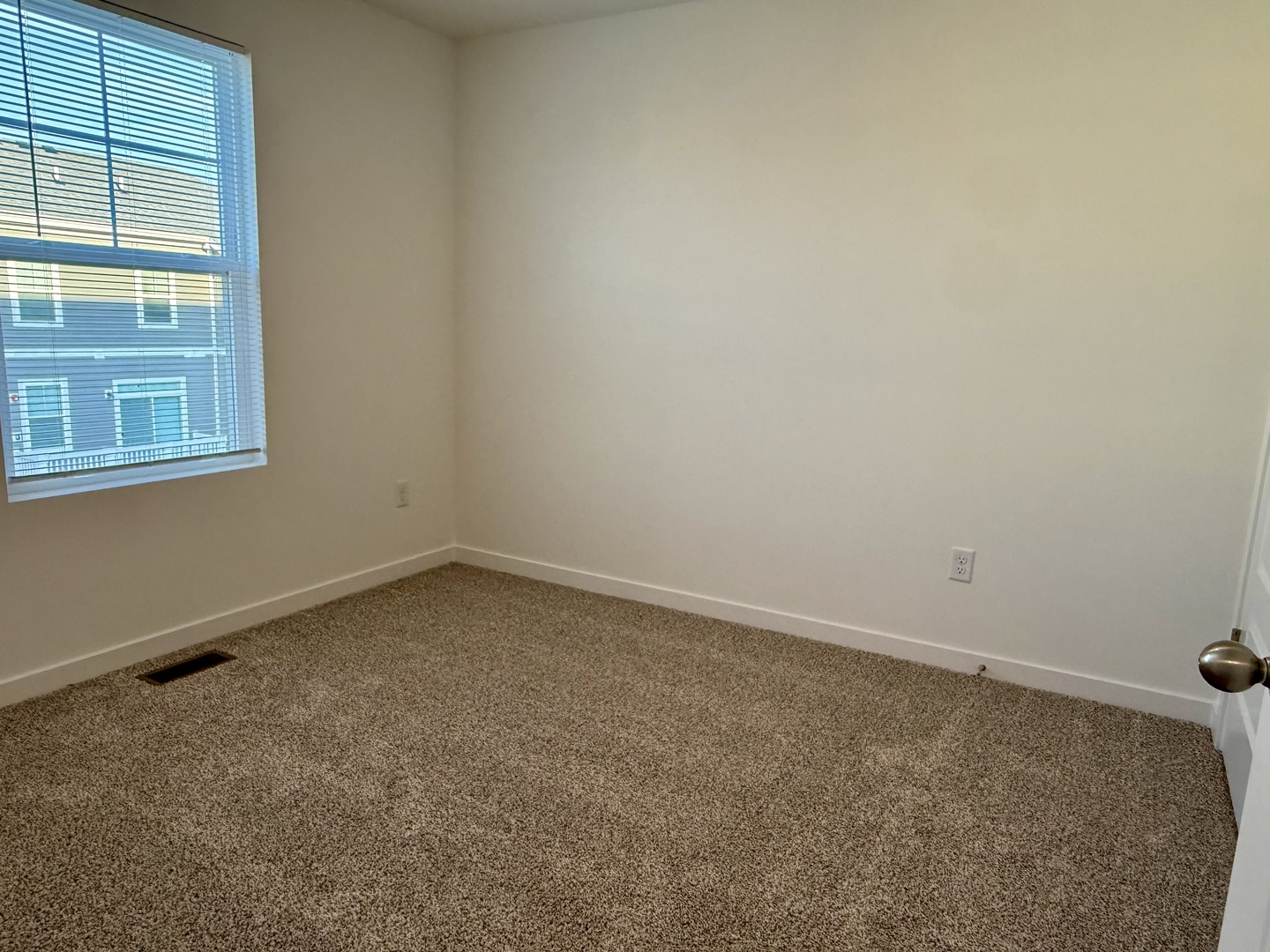 553 Yosemite Way Property Photo 15