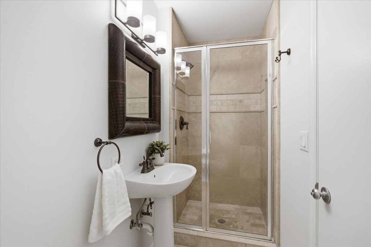 2943 N Lincoln Avenue 212 Property Photo 24