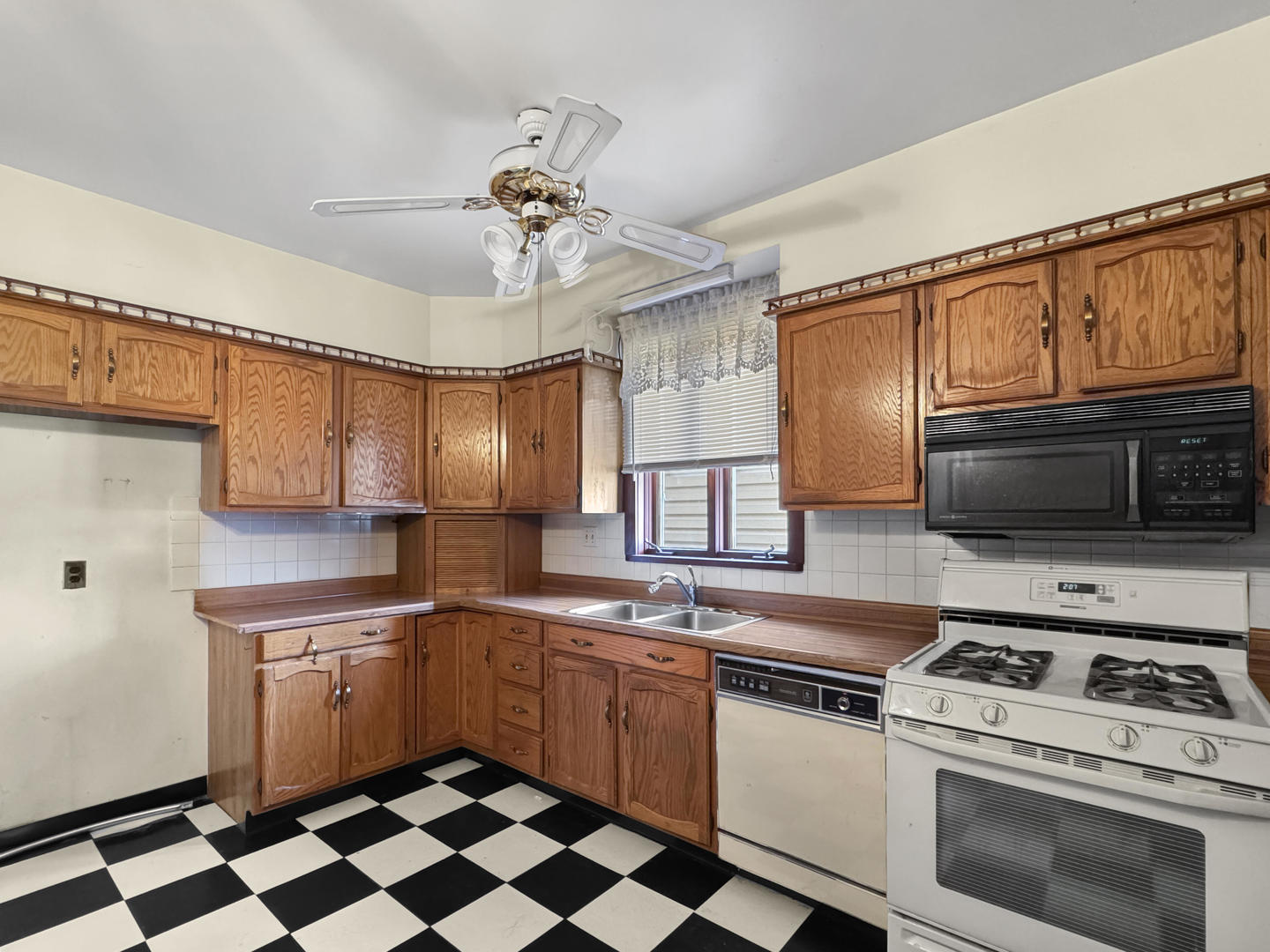 6213 W Eddy Street Property Photo 6