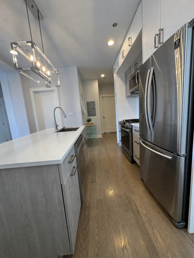 5914 N Lincoln Avenue 2e Property Photo 3
