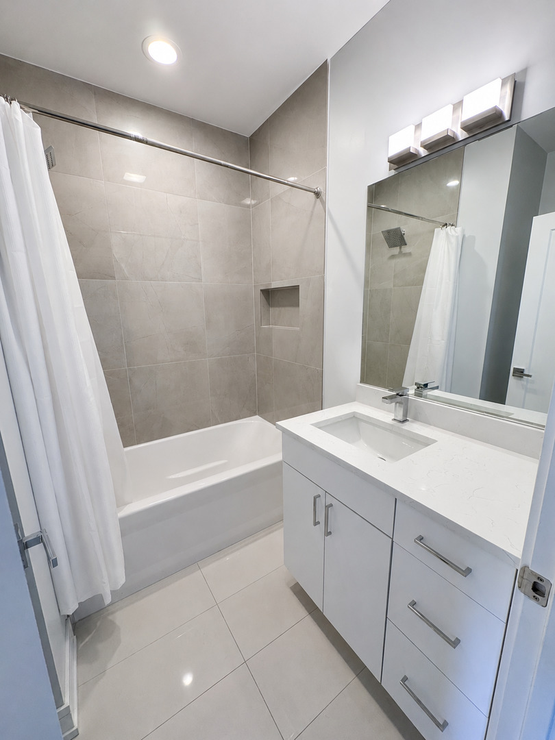 5914 N Lincoln Avenue 2e Property Photo 8