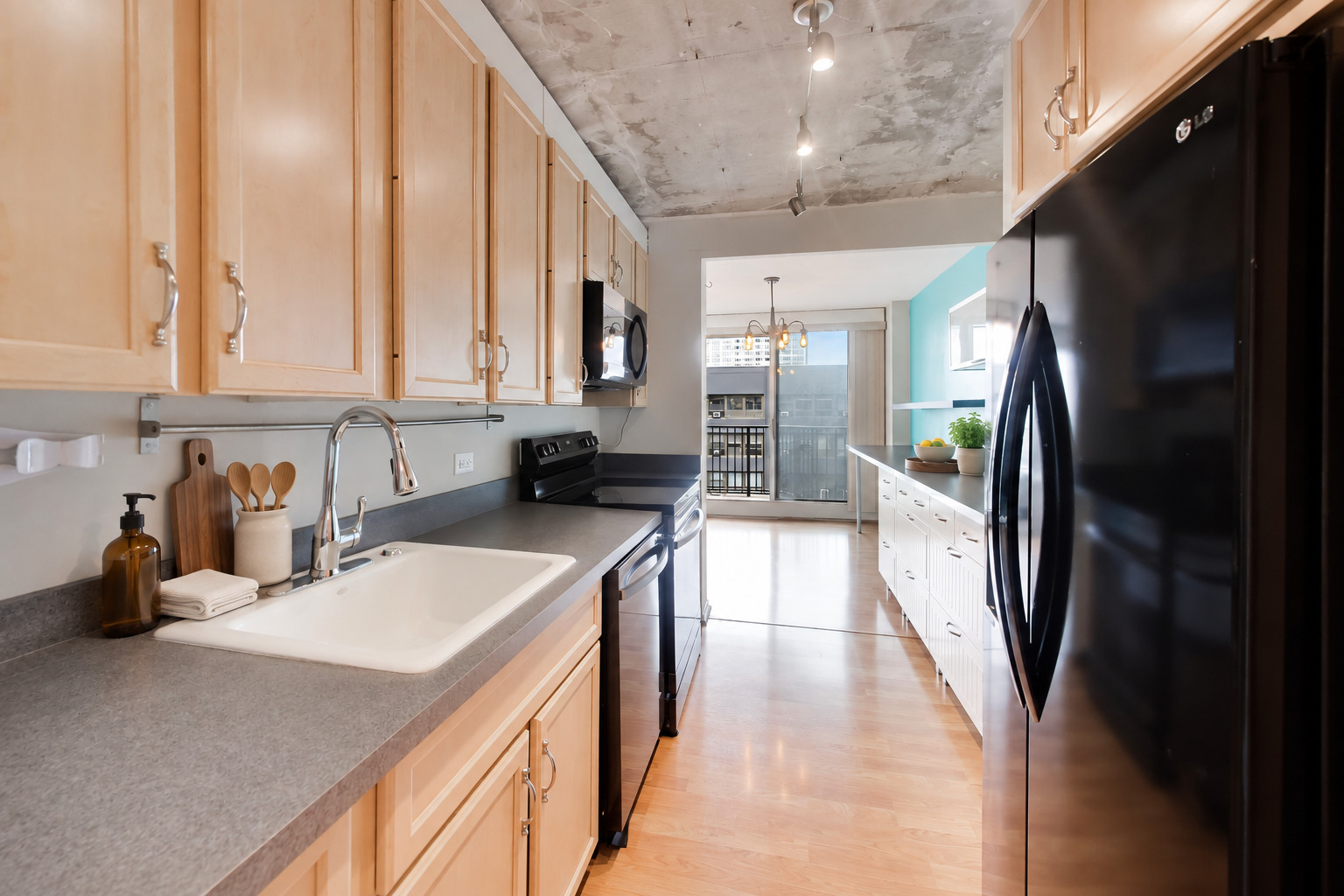 4170 N Marine Drive 16h Property Photo 11