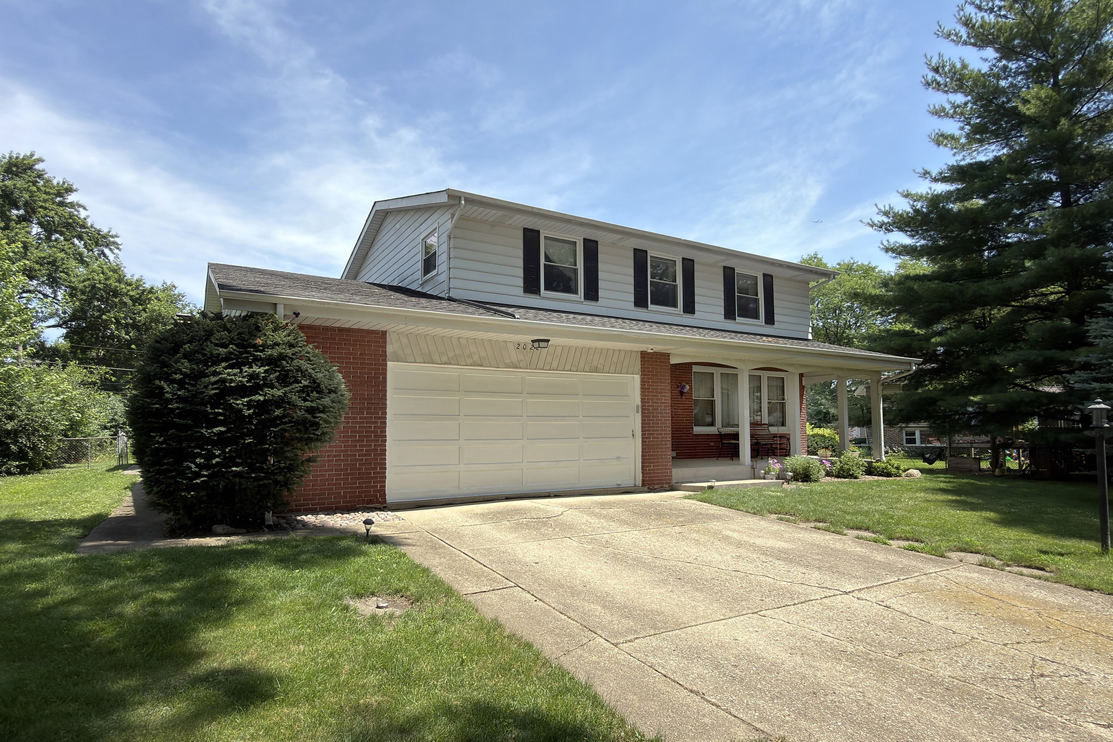 2022 E Woodview Drive Property Photo 2