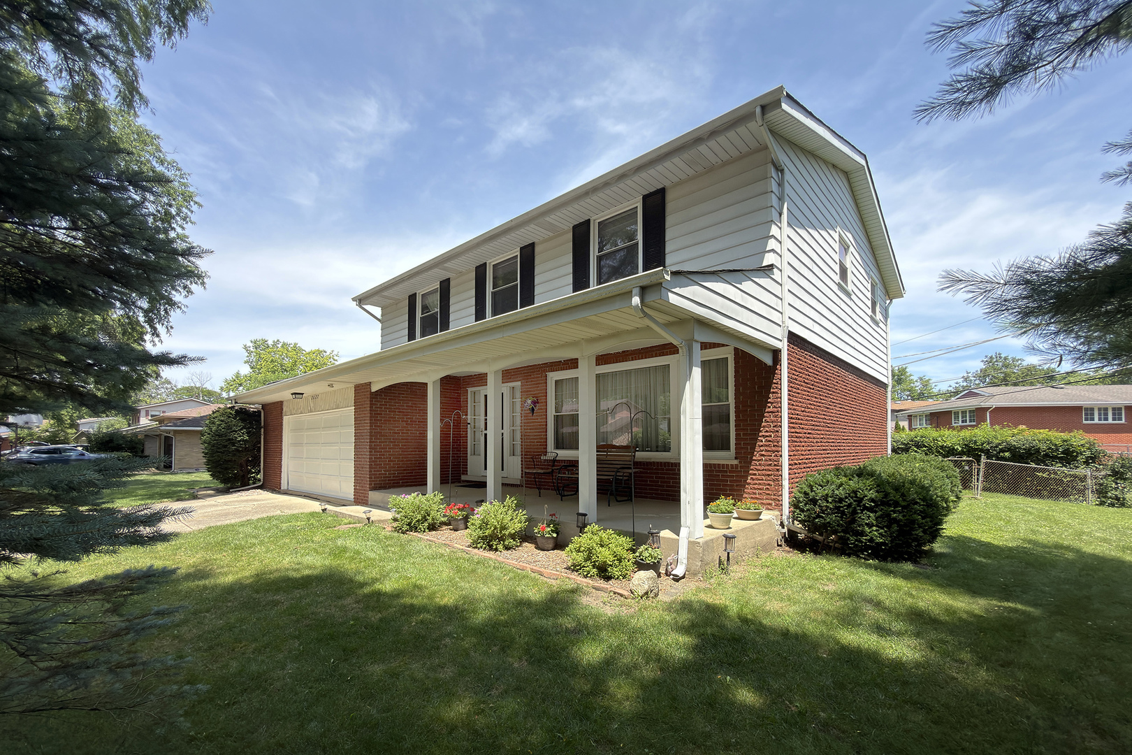2022 E Woodview Drive Property Photo 3