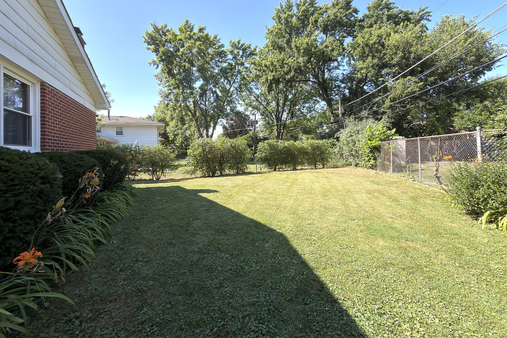 2022 E Woodview Drive Property Photo 4