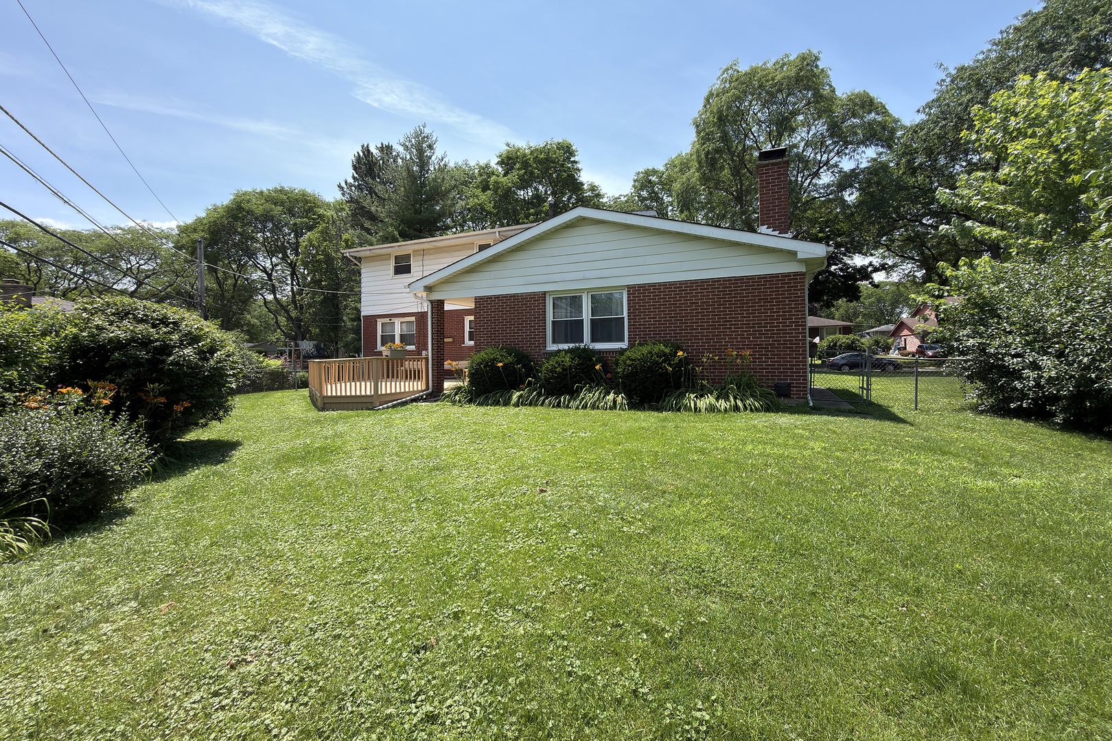 2022 E Woodview Drive Property Photo 5