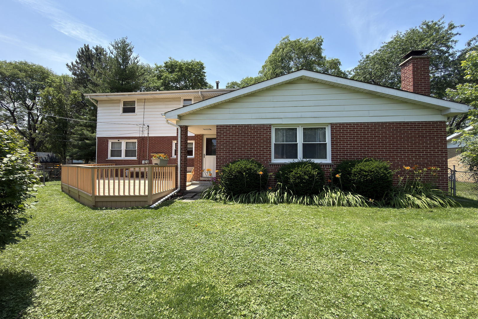 2022 E Woodview Drive Property Photo 6