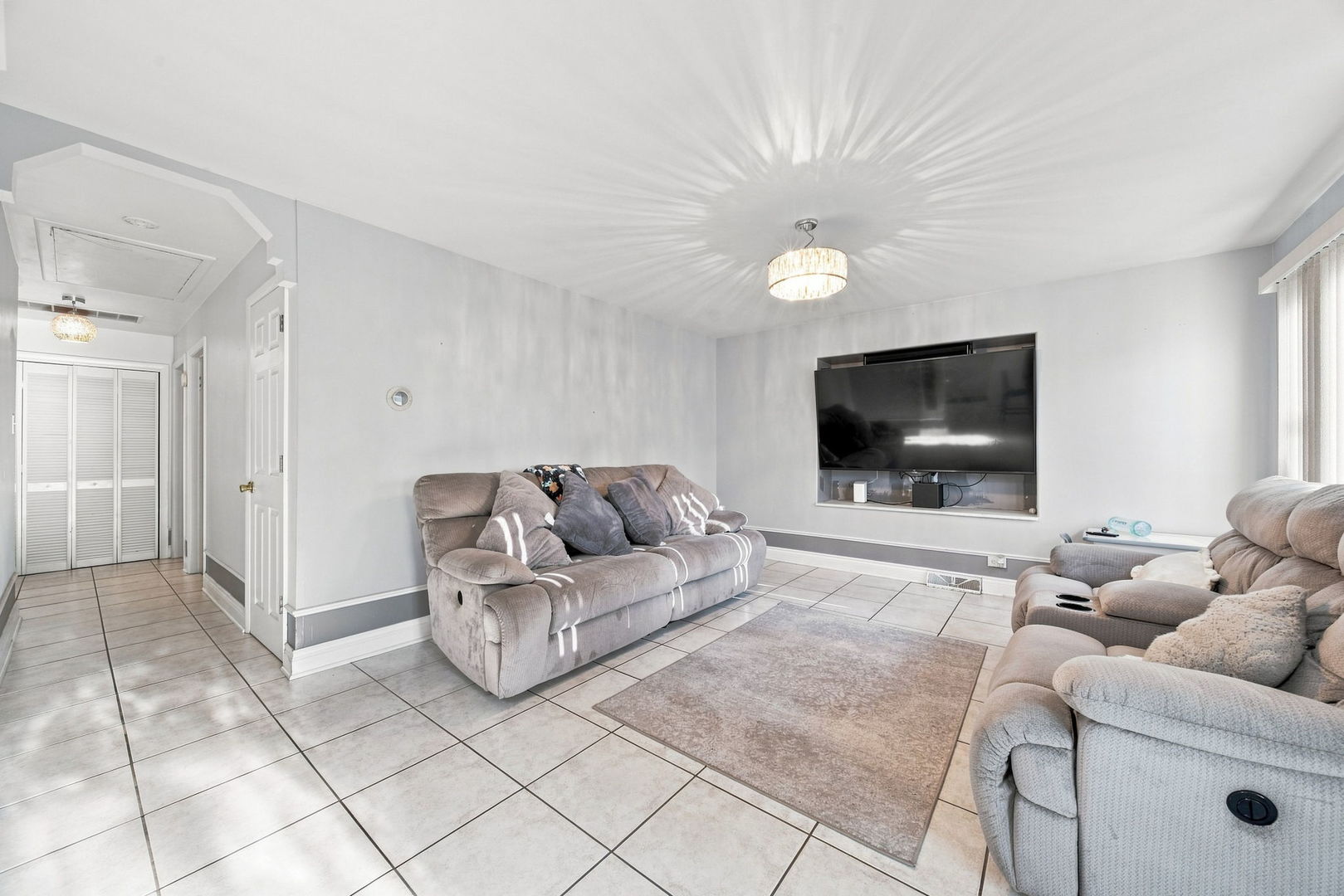 14727 S Richmond Avenue Property Photo 3