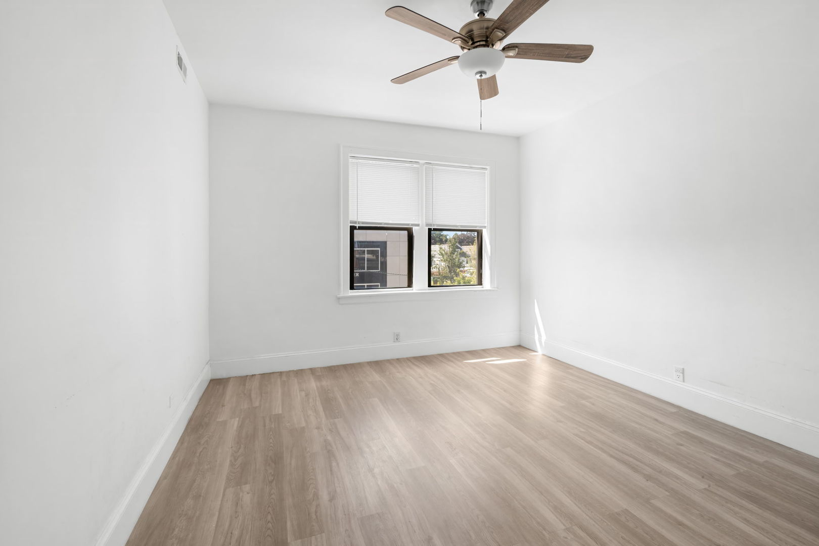 6431 N California Avenue Property Photo 5