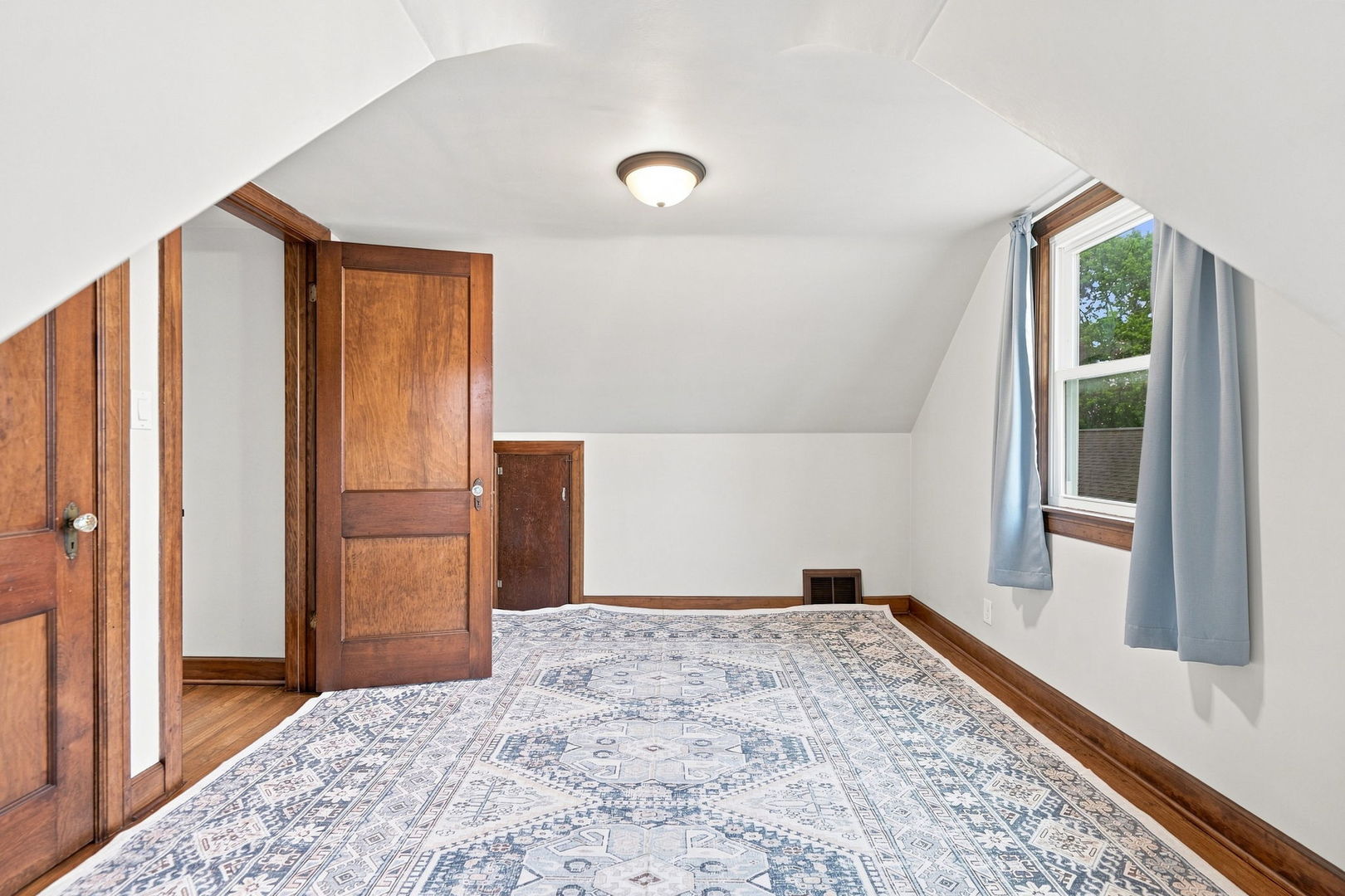 913 3rd Avenue Property Photo 13