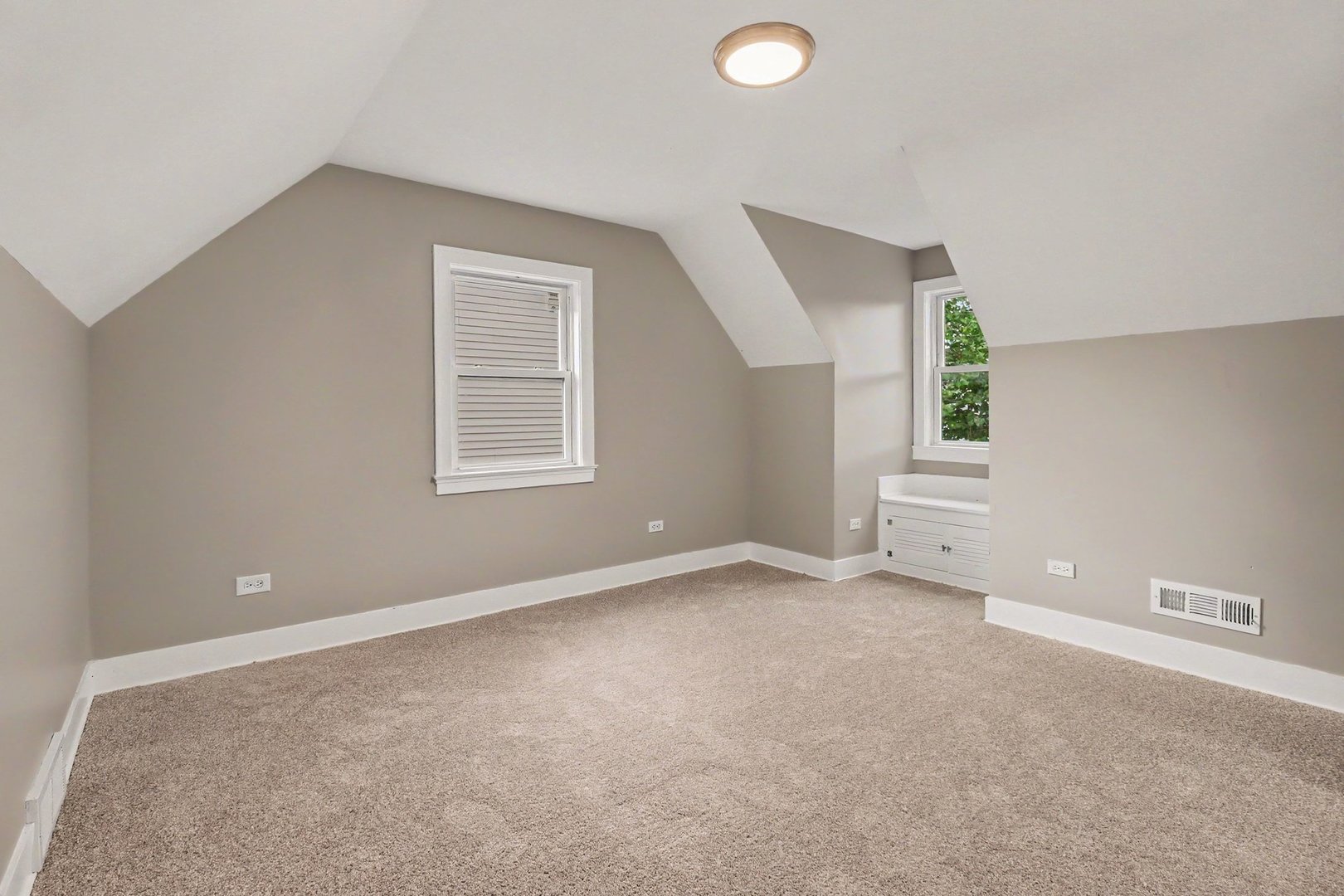 1934 S 6th Avenue Property Photo 11