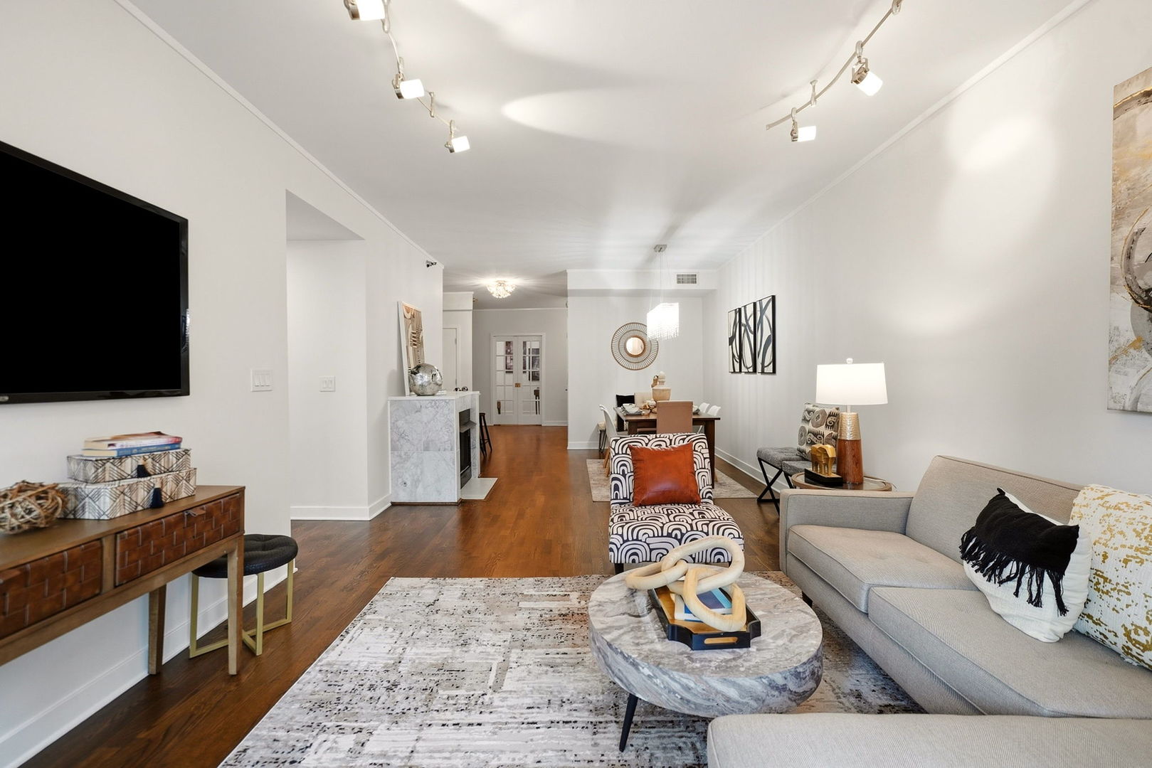 744 N Clark Street 305 Property Photo 5