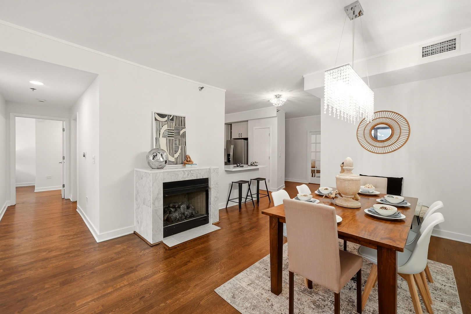 744 N Clark Street 305 Property Photo 6