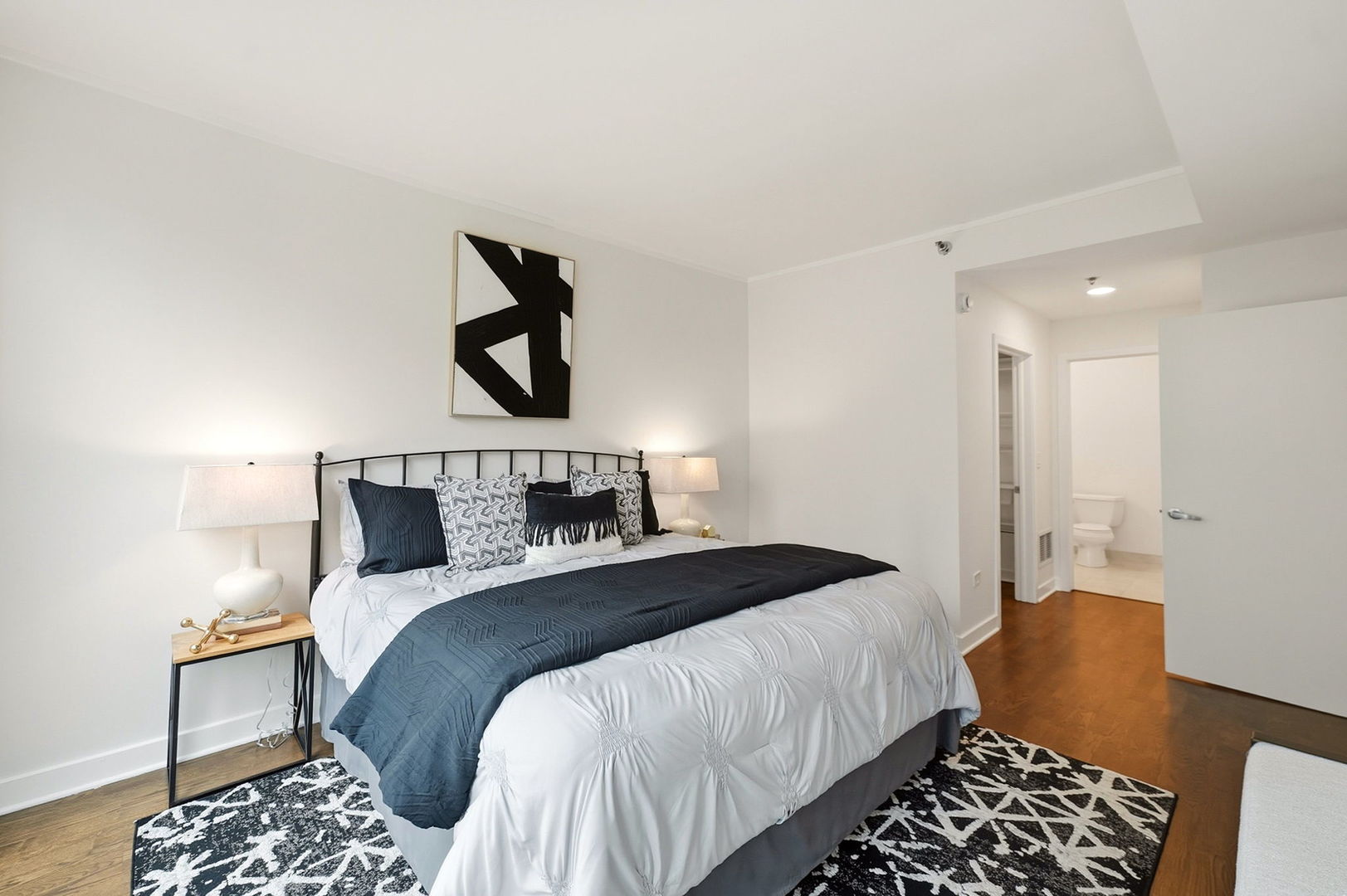 744 N Clark Street 305 Property Photo 10