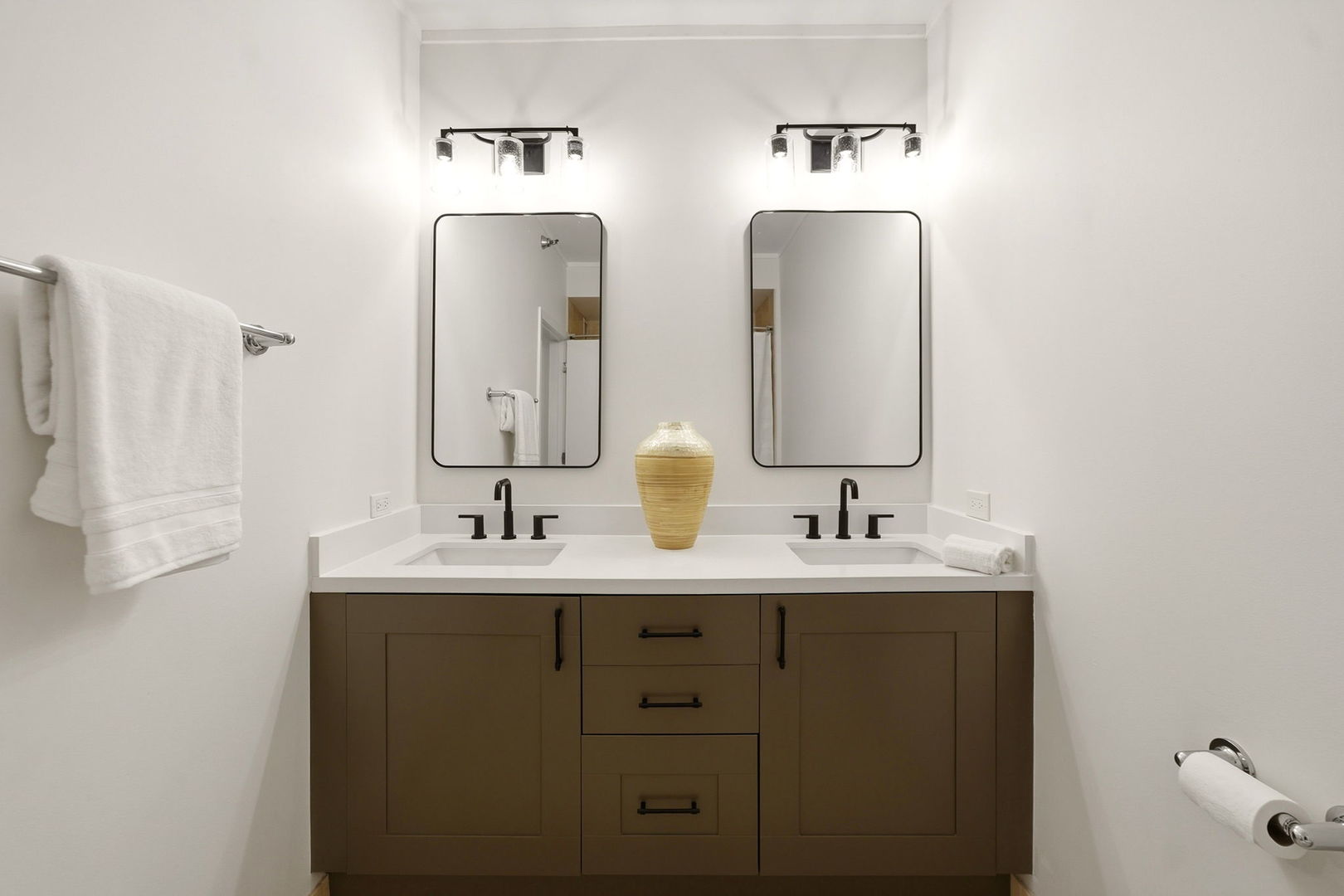 744 N Clark Street 305 Property Photo 12