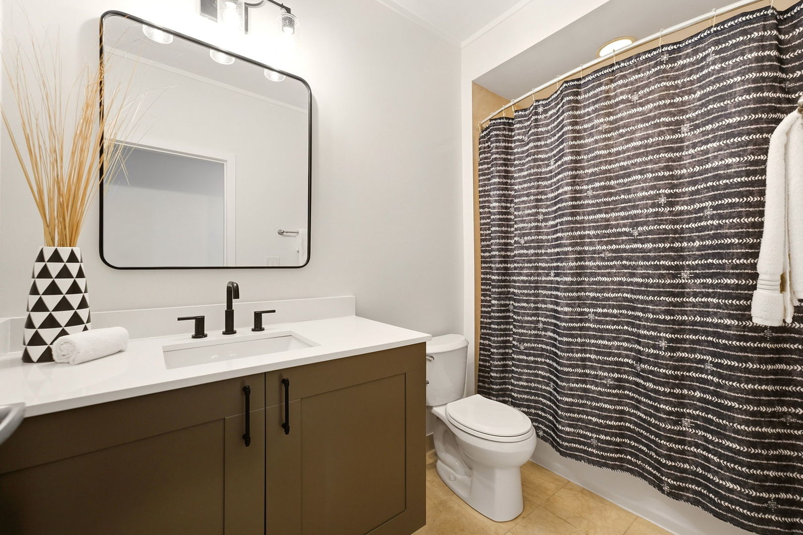 744 N Clark Street 305 Property Photo 14