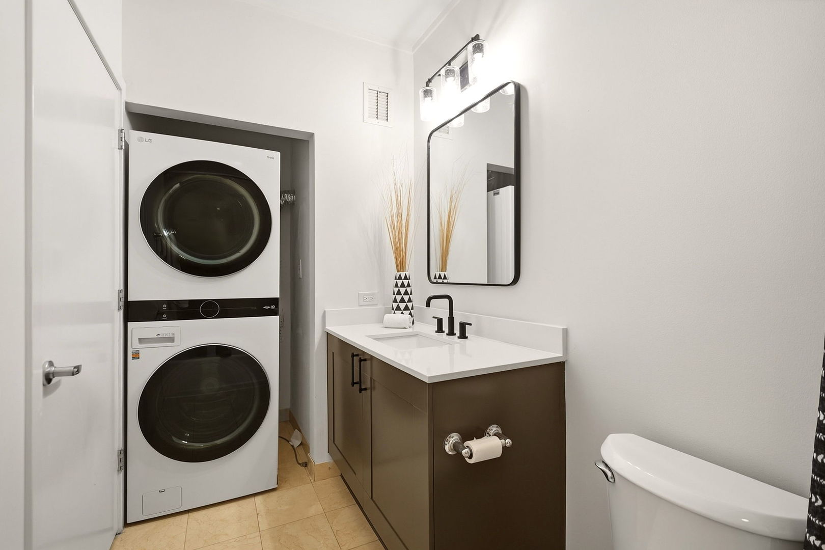 744 N Clark Street 305 Property Photo 15