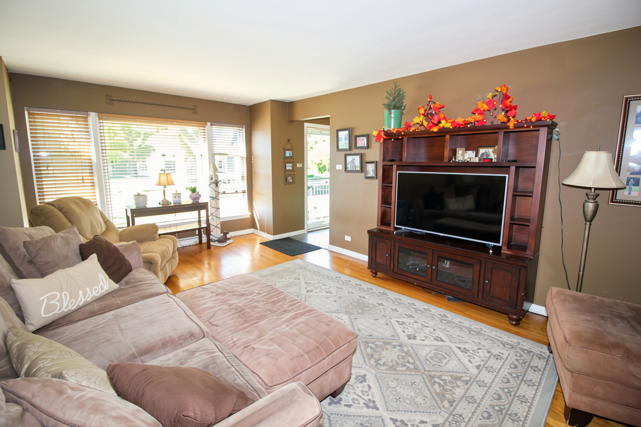 9341 Menard Avenue Property Photo 6