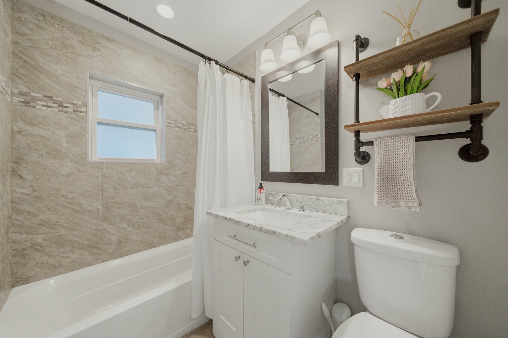 2421 N Marmora Avenue Property Photo 11