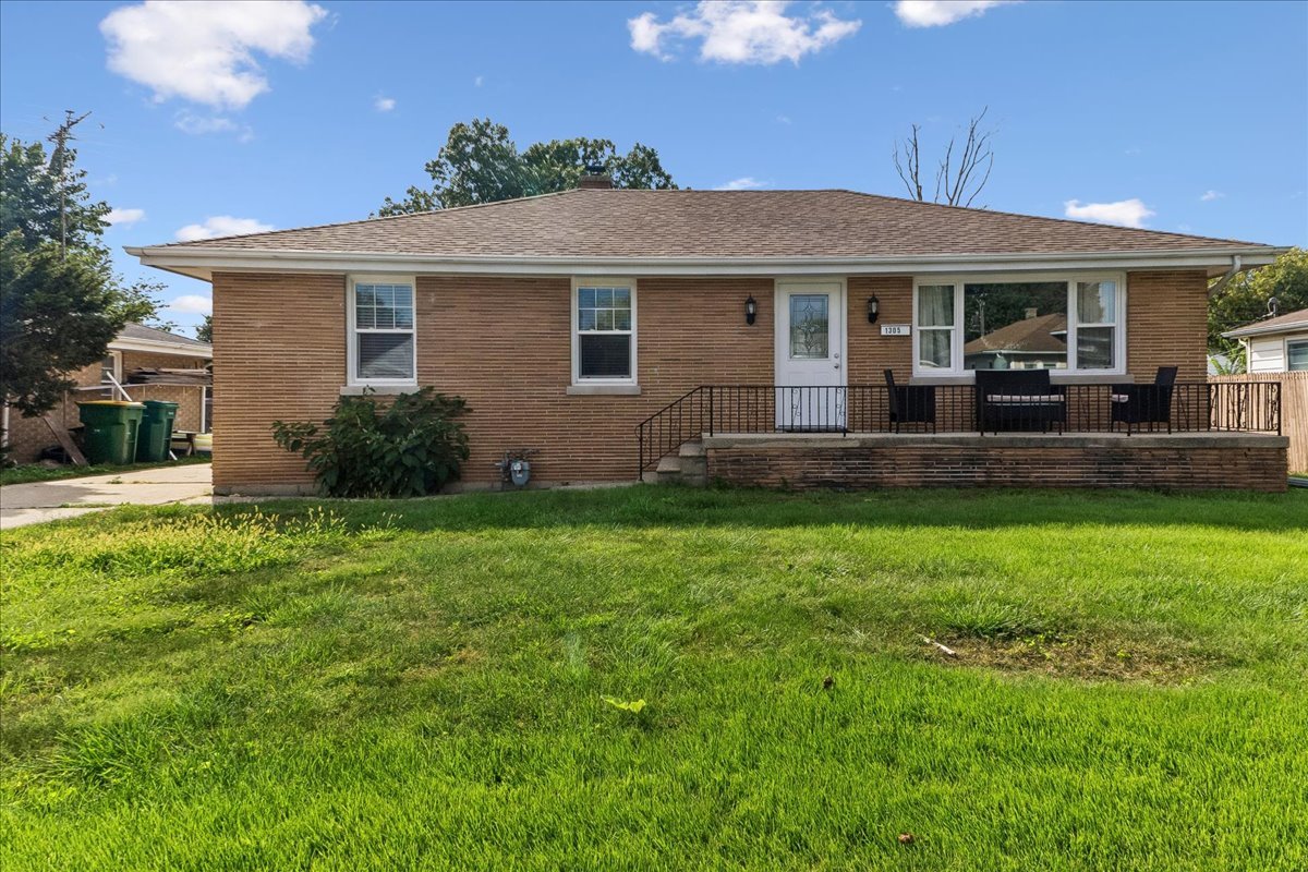 1305 N Prairie Avenue Property Photo 1