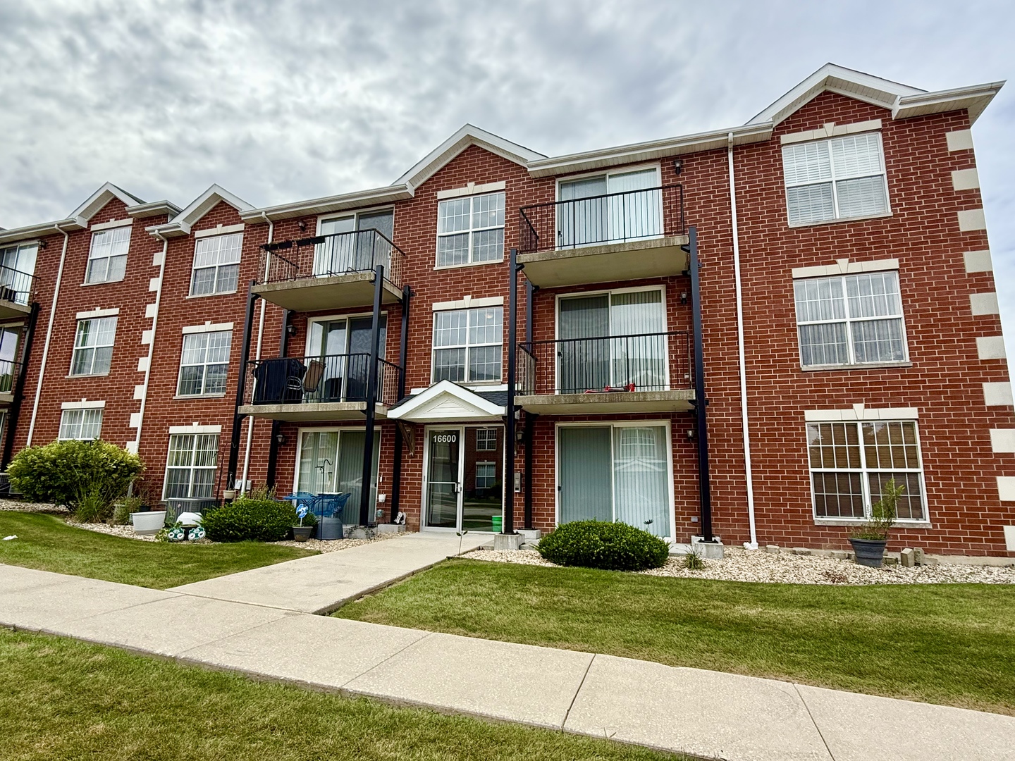 16600 Liberty Circle 2S Property Photo 1
