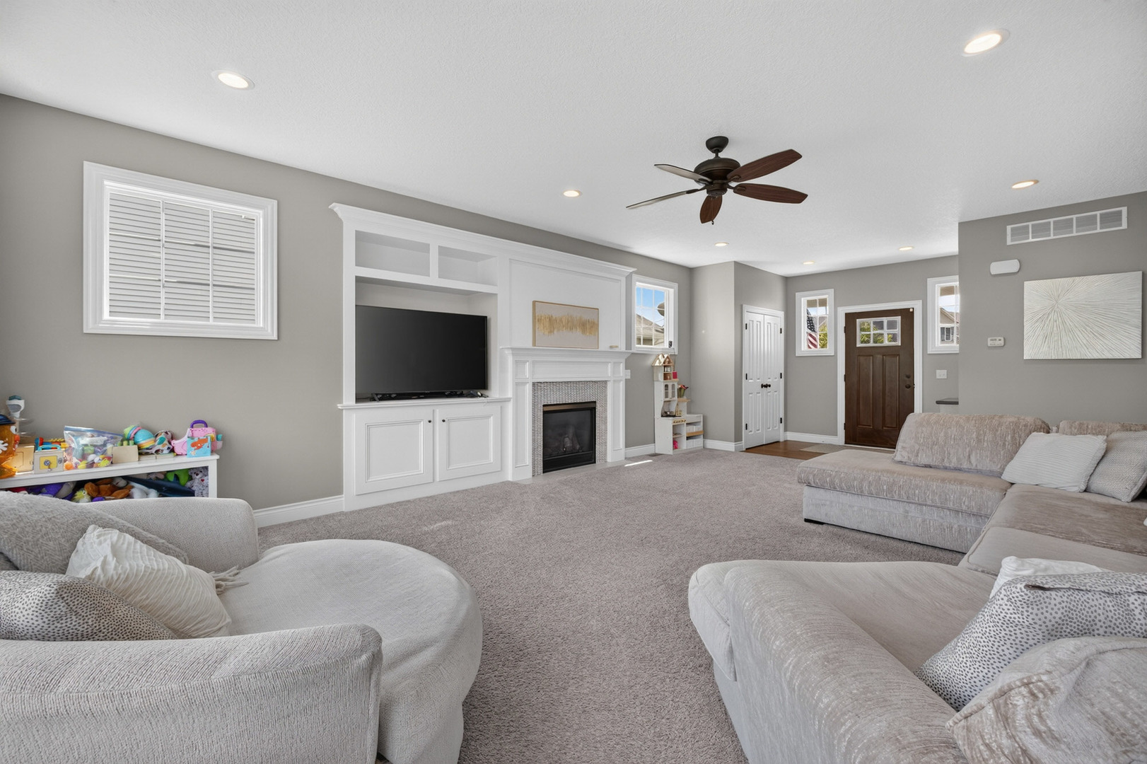 6201 Lillie Avenue Property Photo 9
