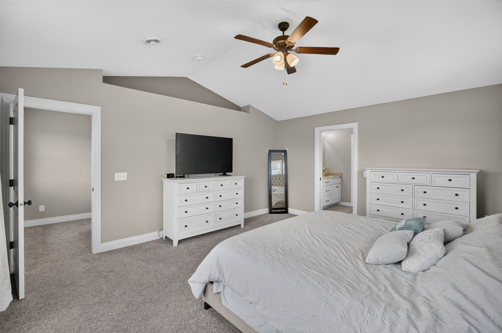 6201 Lillie Avenue Property Photo 22