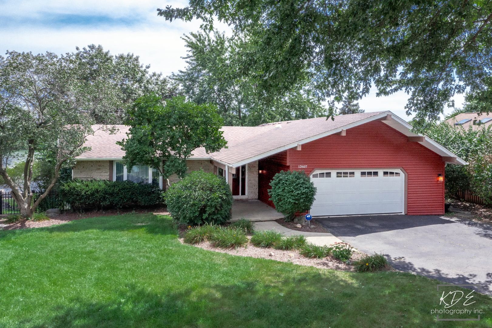 13607 S Lake Drive Property Photo 1