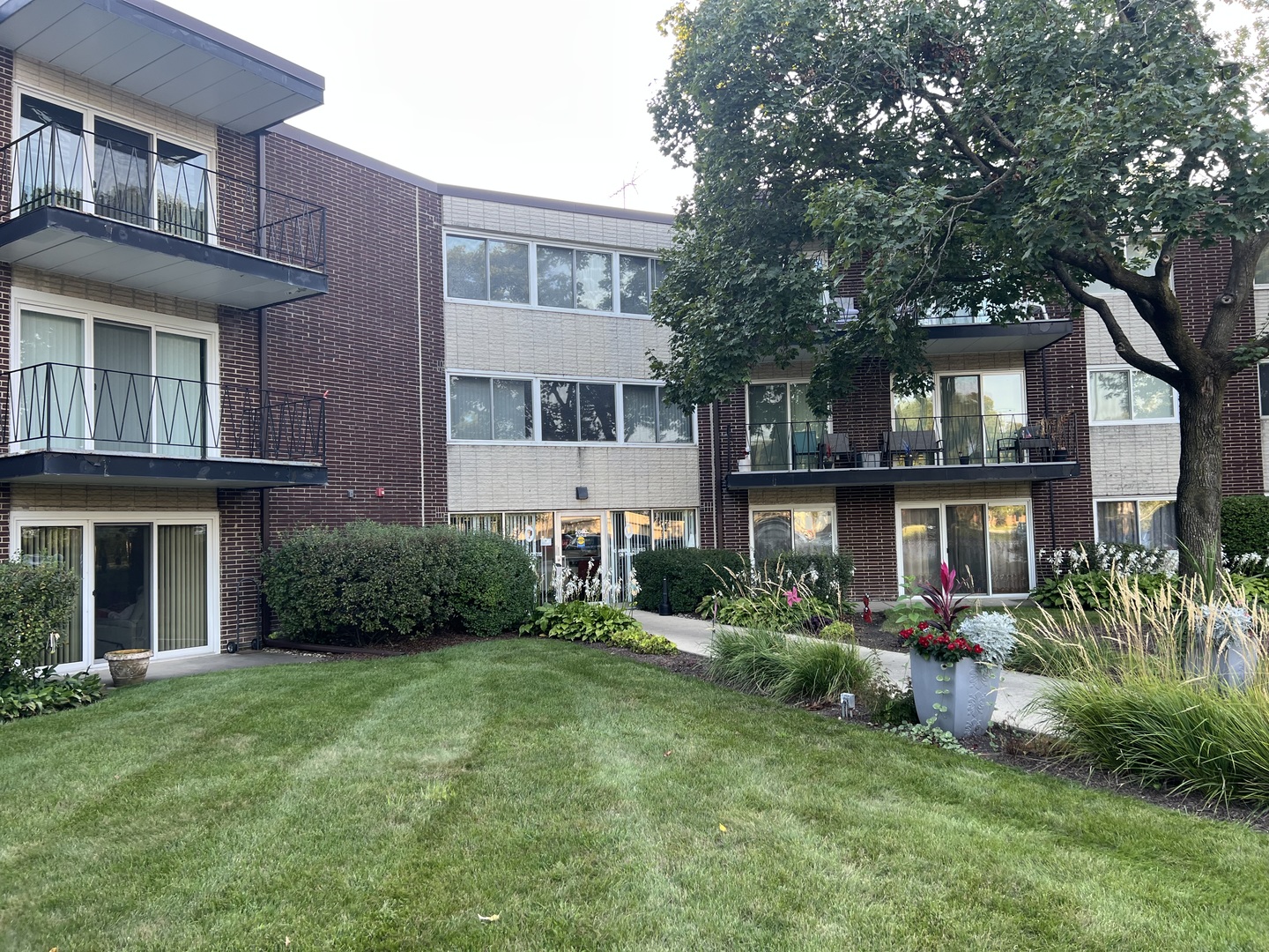 2800 MAPLE Avenue 25B Property Photo 1