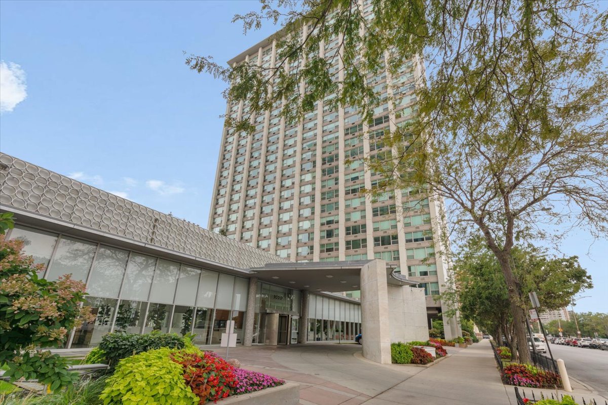 3600 N Lake Shore Drive 2220 Property Photo 1