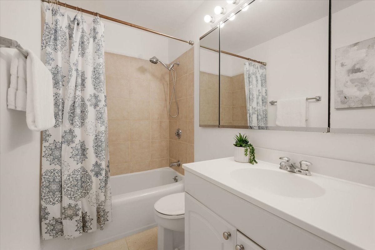 3600 N Lake Shore Drive 2220 Property Photo 21