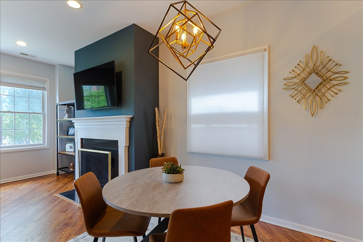 7028 N Ridge Boulevard 2s Property Photo 5