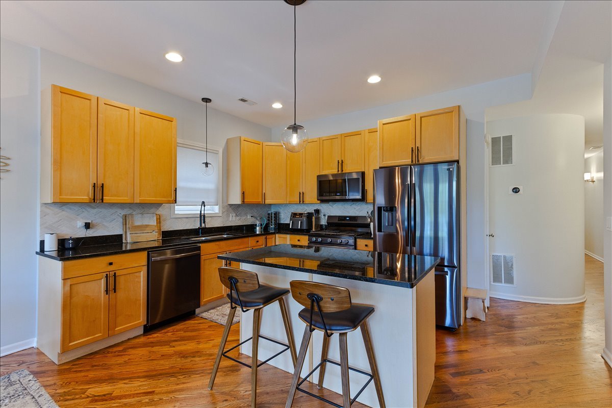 7028 N Ridge Boulevard 2s Property Photo 6