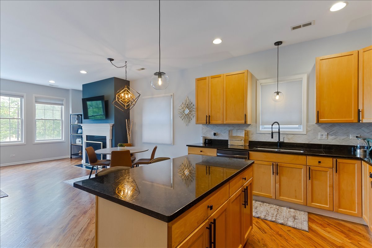 7028 N Ridge Boulevard 2s Property Photo 7