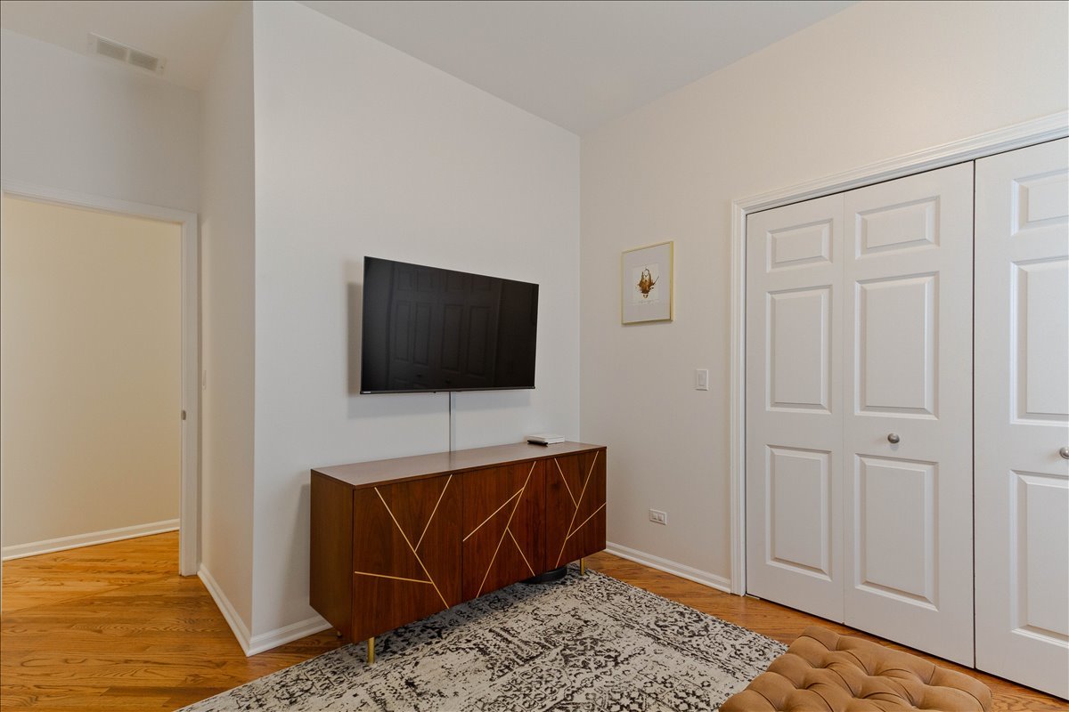 7028 N Ridge Boulevard 2s Property Photo 16
