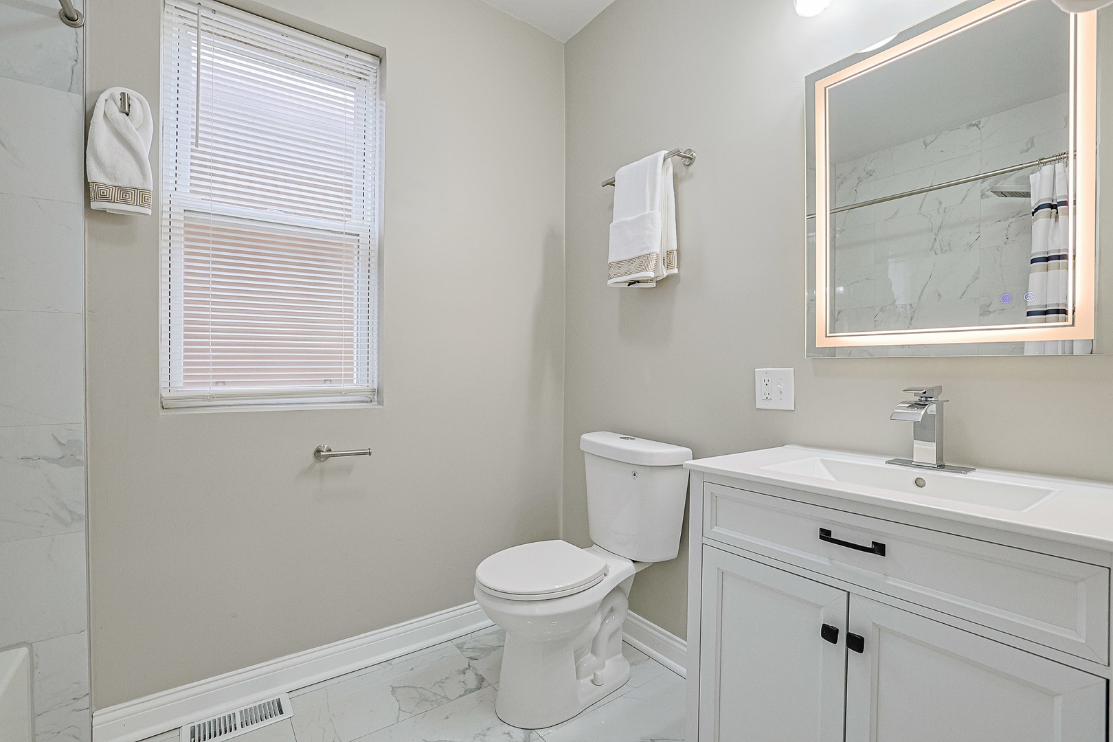 5955 S Whipple Street Property Photo 16