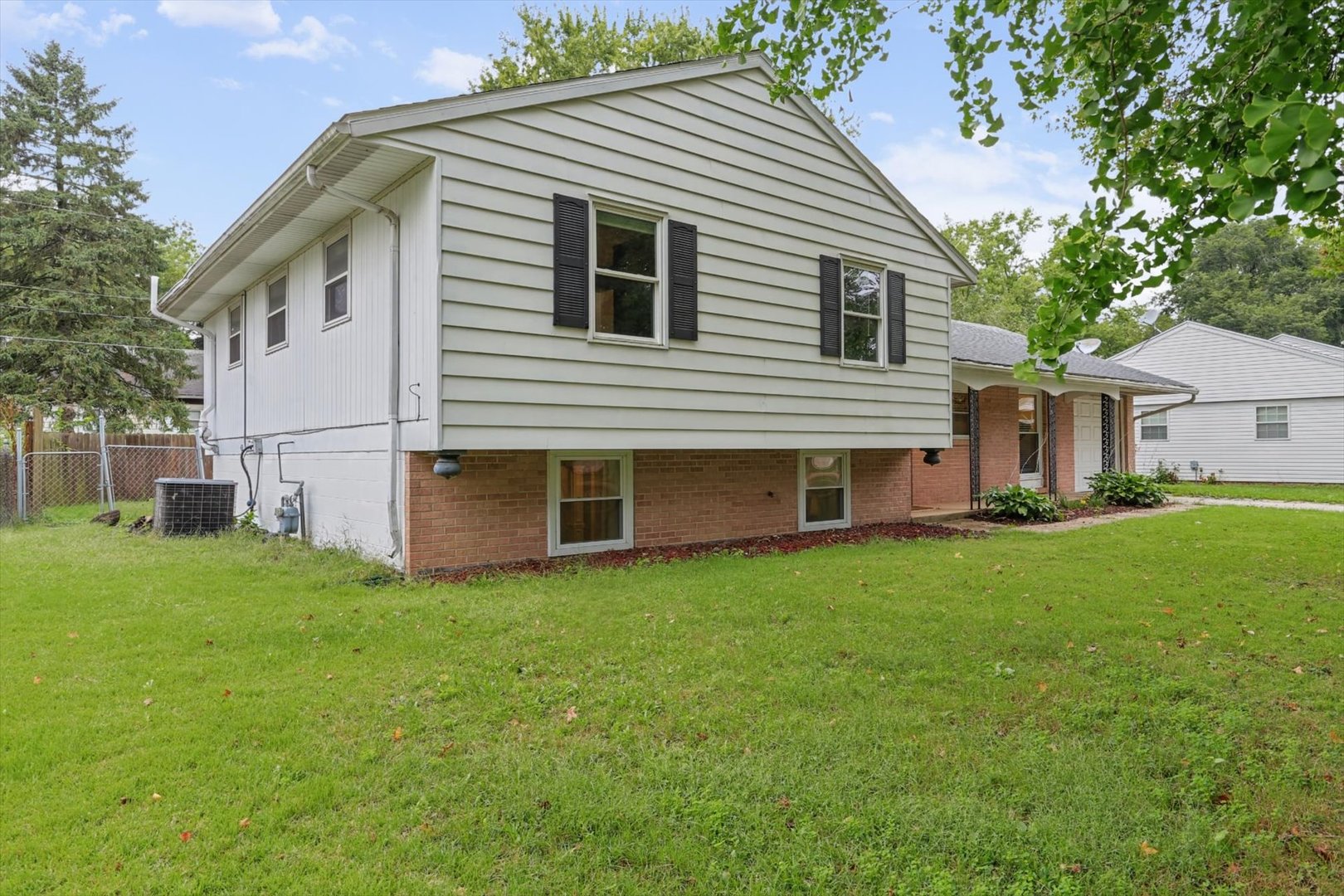 905 Stratford Drive Property Photo 3