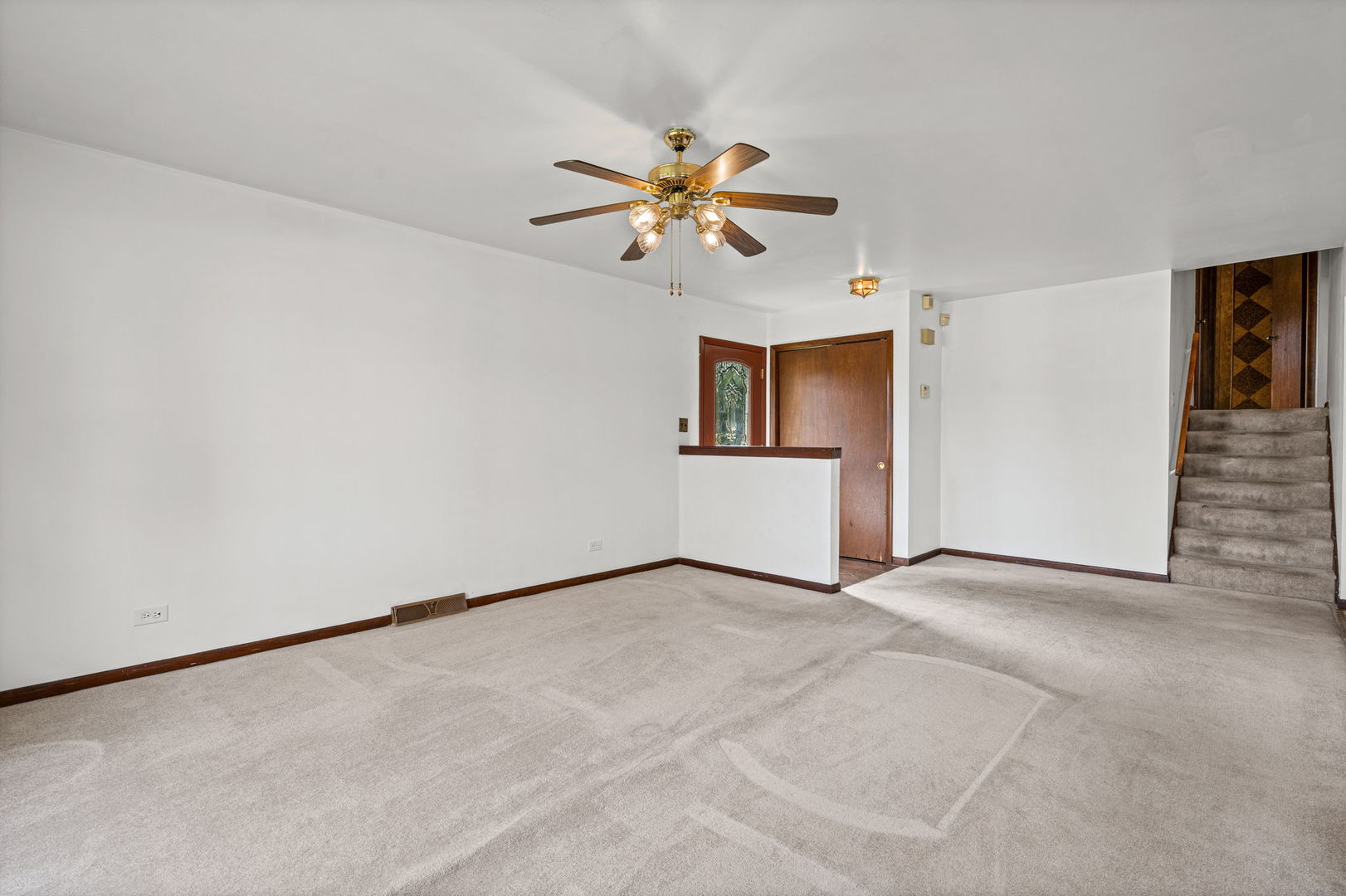 22w313 1 St Street Property Photo 3