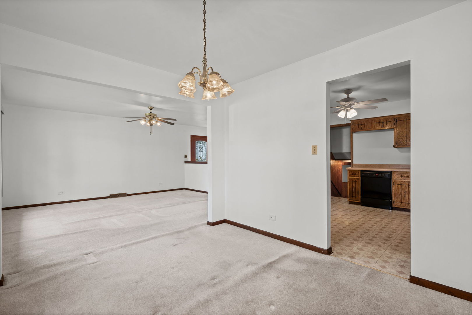 22w313 1 St Street Property Photo 4