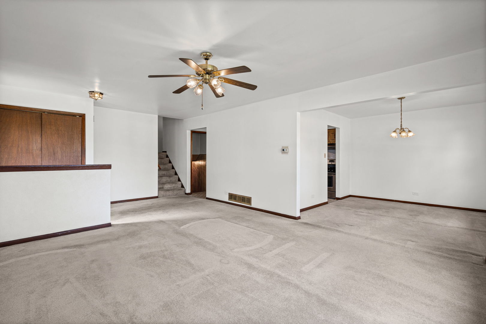 22w313 1 St Street Property Photo 5