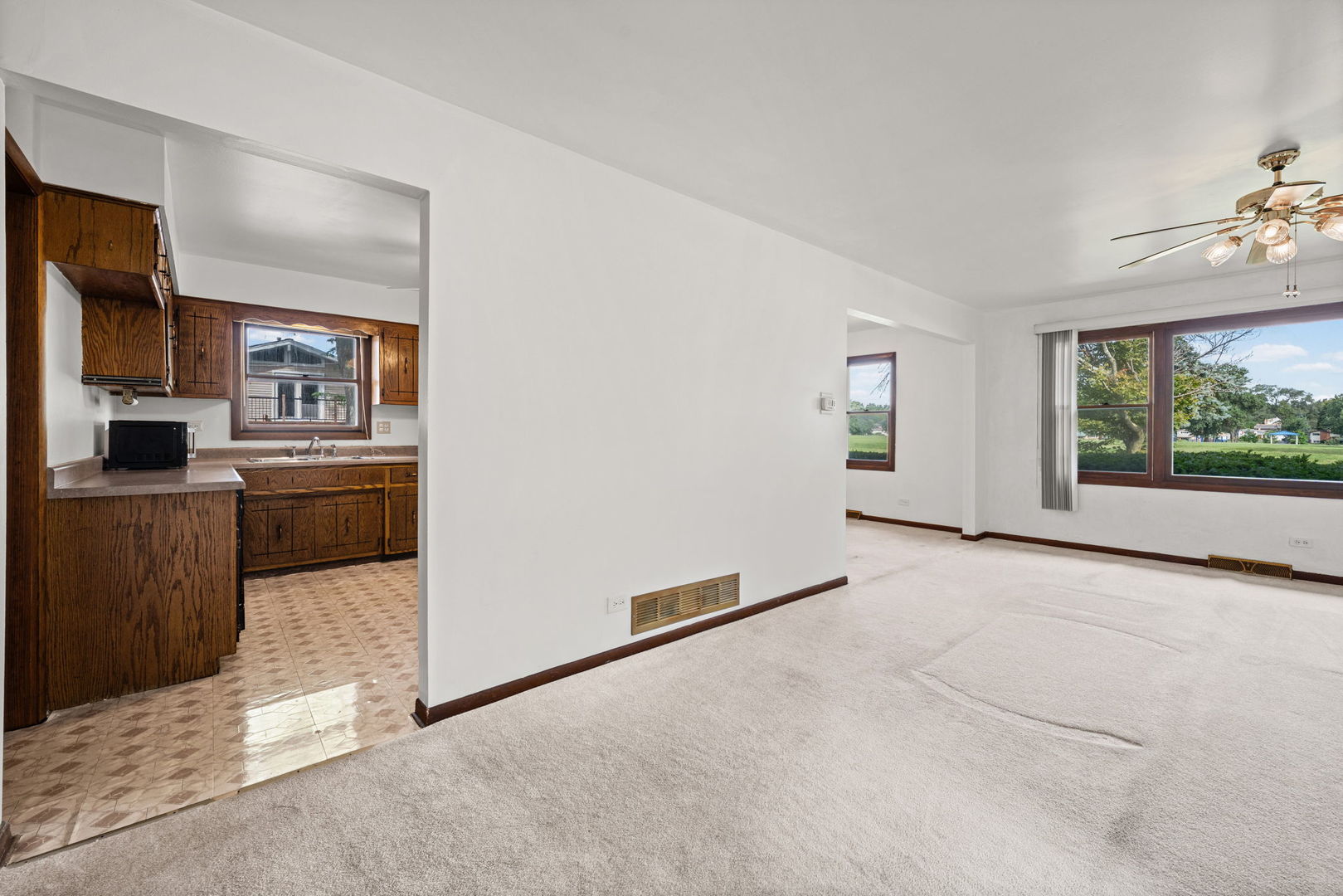 22w313 1 St Street Property Photo 6