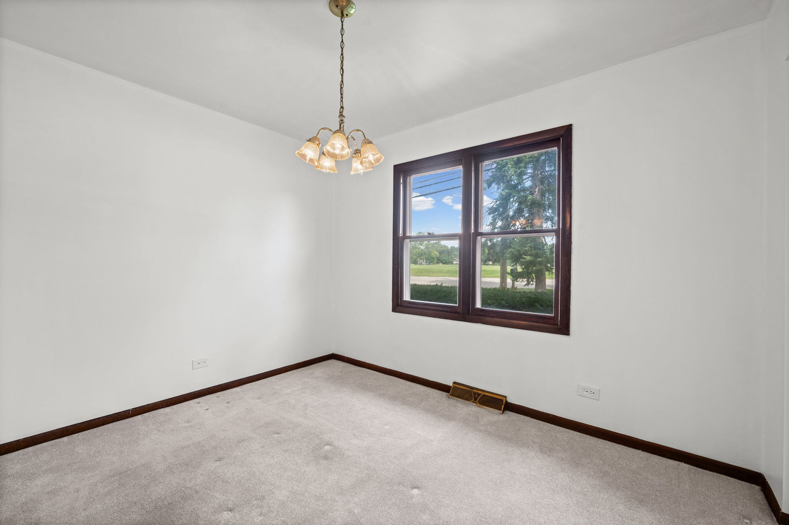 22w313 1 St Street Property Photo 7